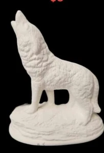 Bisque de cerámica sin pintar Wolf aullando en rocas listo para pintar - Imagen 1 de 1