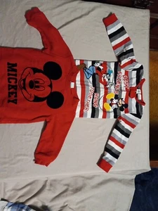 Disney Sweatshirt und Schlafanzug mit Füßen in 24 Monaten  - Bild 1 von 3