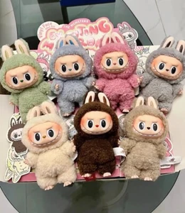 POP MART THE MONSTERS EXCITING MACARON Vinyl Face Plush Blind Box(Puoi scegliere - Foto 1 di 19