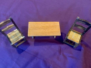 Muebles vintage para casa de muñecas: mesa de tresel y 2 sillas de madera  - Imagen 1 de 2