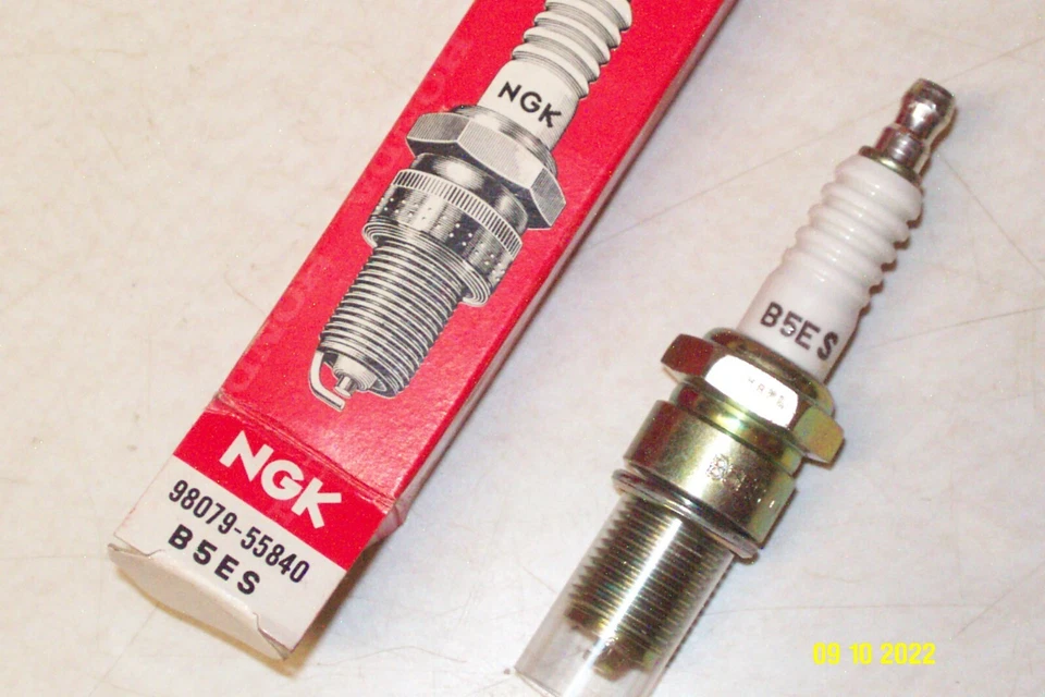 Bujía estándar Honda 98079-55840 genuina Honda B5ES NOS OEM Foto 1 de 1