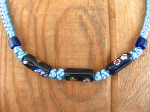 Collana cordoncino raso blu chiaro annodato vetro intrecciato mosaico commercio perline 19" - Foto 1 di 4