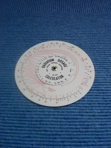 Rechenscheibe RADIATION DOSAGE CALCULATOR (Strahlendosis-Rechner) von 1951 - Afbeelding 1 van 2