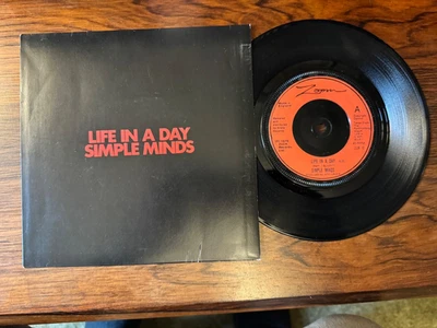SIMPLE MINDS - LIFE IN A DAY - UK - 7" SINGLE - 1979 - Image 1 of 2