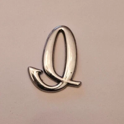 Infiniti I30 1995-2001 - emblema de maletero "I" - P/N - 84894 40U00 - como se quitó Foto 1 de 4