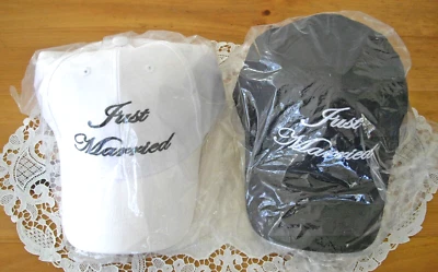 Gorras de béisbol blancas y negras recién casadas ~ Juego de 2 ~ Nuevo en paquete Foto 1 de 4