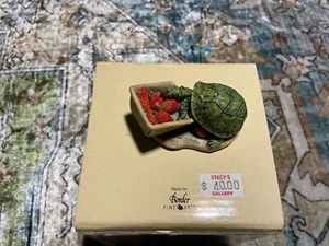Vintage Schmid Lowell Davis 'Strawberry Patch' Schildkröte mit Erdbeeren Figur, 1979 - Bild 1 von 4