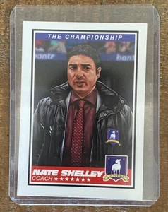 Ted Lasso Entrenador Nathan Shelley Tarjeta Coleccionable Fútbol Fútbol Cuyler Smith Arte - Imagen 1 de 2