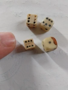 DES A JOUER ANCIENS EN OS LOT DE 4 MINIATURES DES XIXeS - Bild 1 von 2
