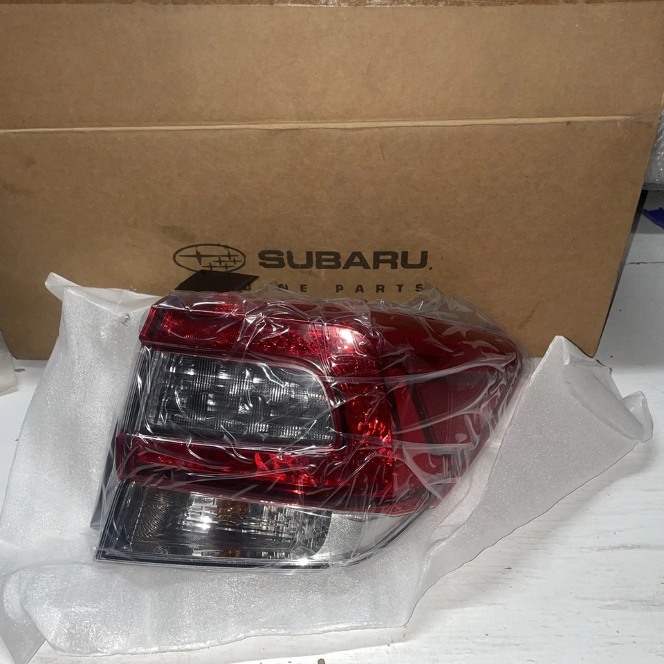 2017-2023 Nuevo OEM GENUINO SUBARU IMPREZA LUZ TRASERA DERECHA EXTERIOR LUZ TRASERA Foto 1 de 4