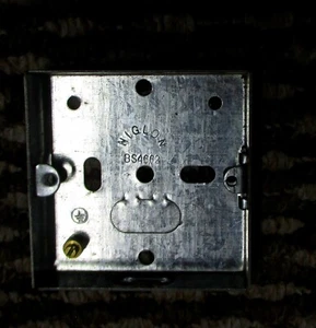 9 x 1-GANG LICHTSCHALTER AUS VERZINKTEM STAHL AUSKLOPFKASTEN 16 MM - Bild 1 von 1