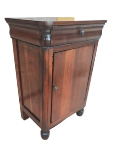 Grazioso Credenzino Comodino Carlo X in noce Emiliano - Foto 1 di 9