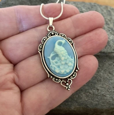Collar camafeo azul pavo real Wedgwood, camafeo pintado a mano, cadena de plata de ley Foto 1 de 4