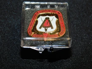 Vintage United Brotherhood Of Carpenters And Joiners Union Pin LG Back 65 Years - Bild 1 von 3
