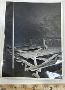 Foto vintage en blanco y negro de tienda grande interior con mesas de picnic - Imagen 1 de 3
