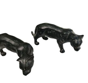 "Par de esculturas de leopardo negro de hierro fundido de 8"" de largo". - Imagen 1 de 6