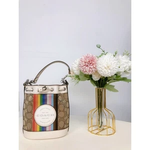 Coach CJ661 Mini Dempsey Bucket Bag aus charakteristischem Jacquard mit Regenbogenstreifen - Bild 1 von 7