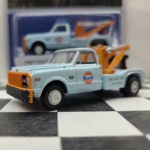 Service Tow Wrecker dually Truck C-30 1980s GMC 1/64 GULF Chevy Greenlight hitch - Picture 1 of 10