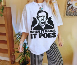 CUANDO LLUEVE POES | CAMISETA DIVERTIDA BOOKISH | CAMISETA ACADEMIA GÓTICA | CAMISETA BOOKWORM - Imagen 1 de 9