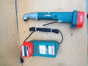 ꙮ Makita 6940D Angle Impact Nut Driver Wrench Kit - Picture 1 of 7