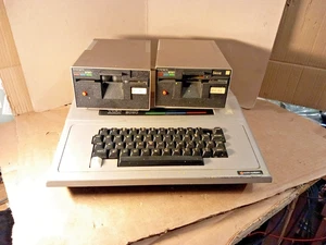 RARE VINTAGE ITT 2020 Computer (Apple II Clone), COLLECTABLE - Picture 1 of 16