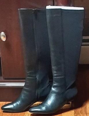 Botas hasta la rodilla VANELI de cuero liso/tela tacón de gatito negras talla 6-1/2 M Foto 1 de 4