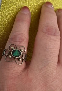 Anillo Delicado Mujer, Piedra Verde Triangular en Resina, Anillo Tono Plata, Talla 6 - Imagen 1 de 6