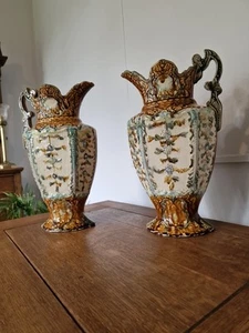 Coppia di antiche brocche brocche Staffordshire in ceramica dell'Alhambra in maiolica... - Foto 1 di 24