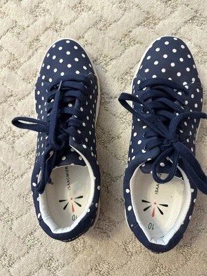 Usado en Excelente Condición - Zapatillas Isaac Mizrahi Azul y Blanco Lunares - Talla 10M Foto 1 de 4