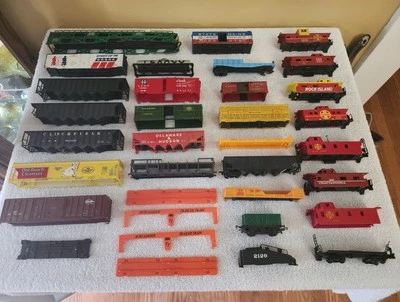 HO scale Freight Cars Junkyard For Parts Or Restoration (C) - Image 1 of 4