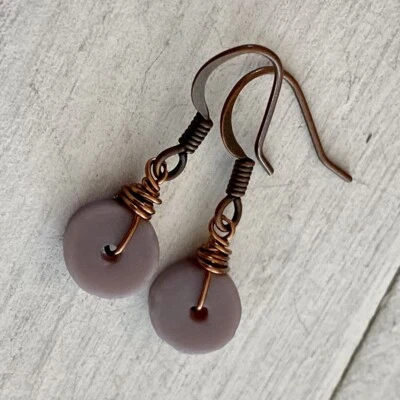 Непрозрачные серьги-ремесленники из лавандового морского стекла и меди Min Favorit миниатюрные - Изображение 1 из 4