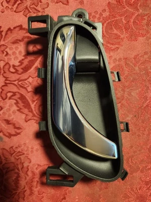 Manija de puerta interior trasera izquierda interior Nissan Rogue 2014 2015 2016 2017 Foto 1 de 2