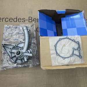 A1022000301 MERCEDES BENZ W123 M102 WATER PUMP ENGINE COOLING VAICO NEW - Picture 1 of 12