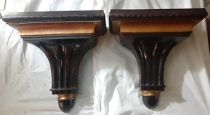 2 Stück Deko Holz Giebel Wandregal verziert dunkelbraun mit Goldakzent Borte - Bild 1 von 16