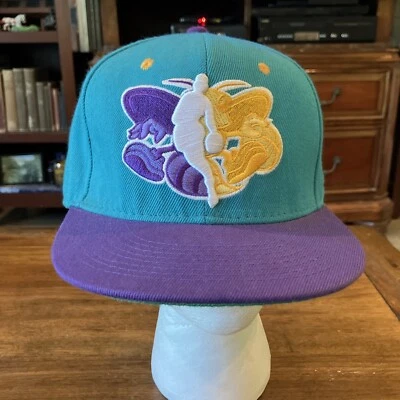 New Orleans Hornets SnapBack New Era NBA dourado, verde e roxo - Imagem 1 de 4