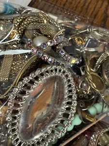 2 lb 13 oz Lot Of Assorted Vintage & Modern Jewelry Pieces For Crafts Or Scrap - Picture 1 of 14
