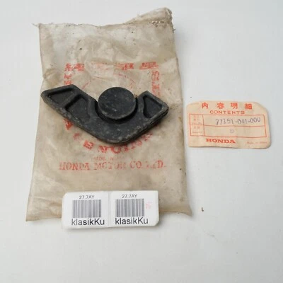 Tapón lateral derecho goma OEM Honda CT200 CT90 CT110 C100 CF50 70 C70 C102 C105 Foto 1 de 4