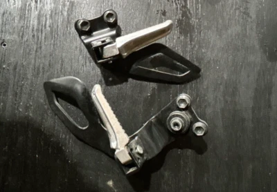 2000-2024 DRZ400SM DRZ 400 OEM estriberas de pasajero soportes pocas millas aspecto de bicicleta Foto 1 de 4