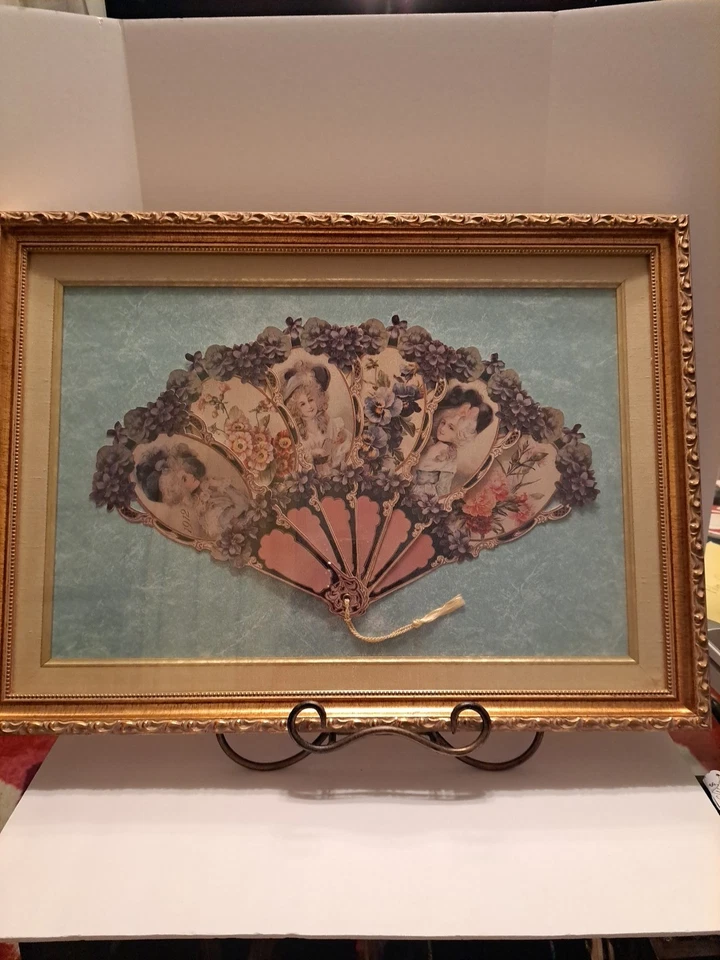 Abanico Victorina 1912 3 damas y 3 flores en un abanico de mano, enmarcado como nuevo graníquico Foto 1 de 4