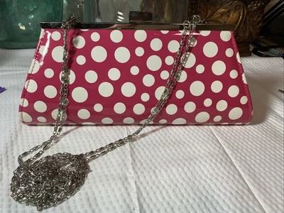 Bolsa de mão NEIMAN MARCUS rosa bolinhas couro envernizado com corrente - Imagem 1 de 4