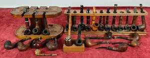 COLLECTION OF 27 SMOKING PIPES WITH EXHIBITORS. CARVED WOOD. XXTH CENTURY. - Picture 1 of 1