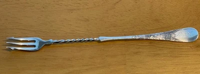 古董 1847 年 Rogers Bros Lorne 图案泡菜叉银盘字母组合 — 第 1/4 张图片