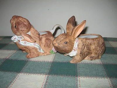 Juego de 2 cremas y azucareros pintados a mano de porcelana marrón con forma de conejo Foto 1 de 4