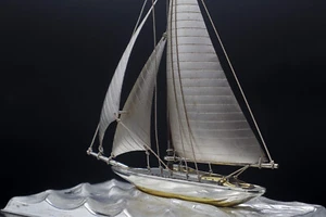 Handgefertigtes galvanisiertes Silbermodell eines Segelschiffes Bootes oder Yacht, signiert - Bild 1 von 6