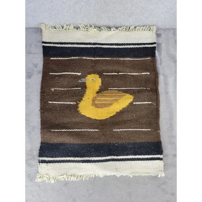 Alfombra pequeña hecha a mano tejida de pato arte textil colgante de pared boho granja Foto 1 de 4
