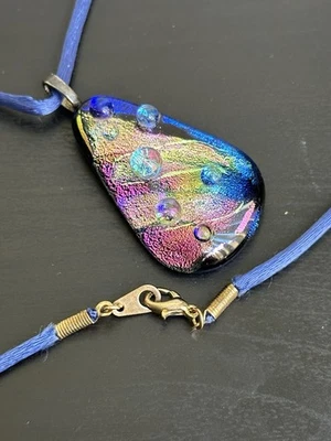 Colgante estilo cristal de Murano hecho artesanalmente firmado 'TV' en collar de cordón azul Foto 1 de 4