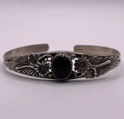 Brazalete Navajo hecho a mano con flores de ónix negro de plata de ley (9,6 g) Foto 1 de 4