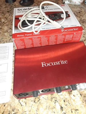 Interfaz de audio USB Focusrite Scarlett 2i4 2da generación 2 canales Foto 1 de 2