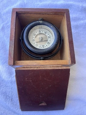 Brújula náutica cardán antigua en caja de madera usada Foto 1 de 4
