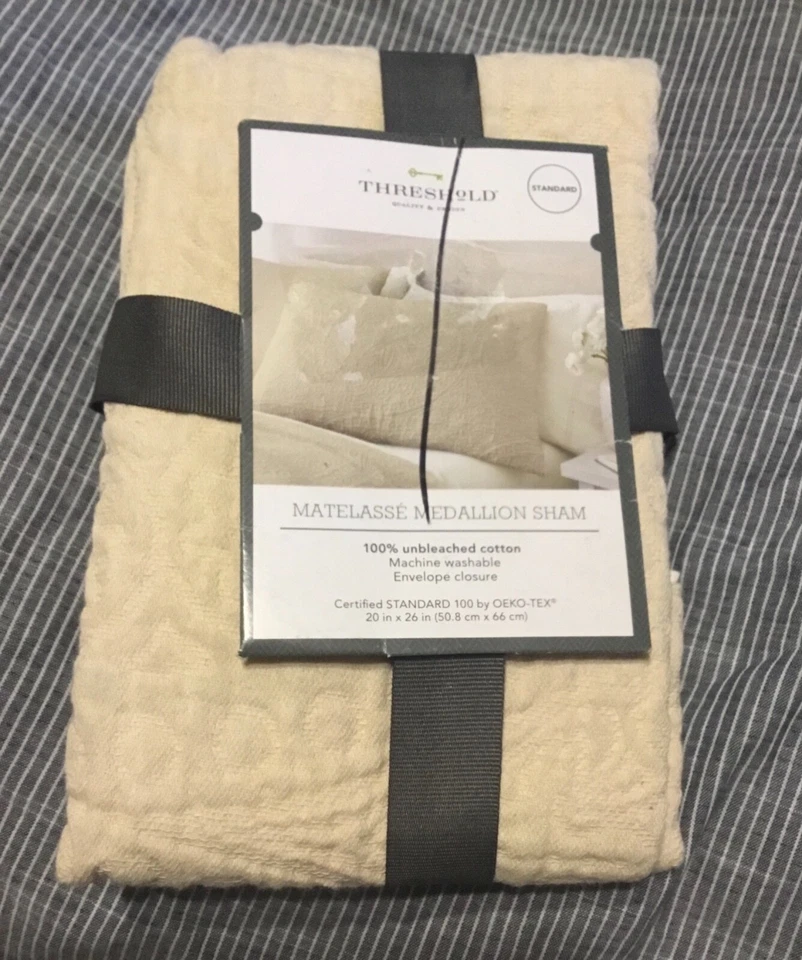 Threshold Pillow Sham Standard Matelasse Medallion Cotton 20” X 26” A7